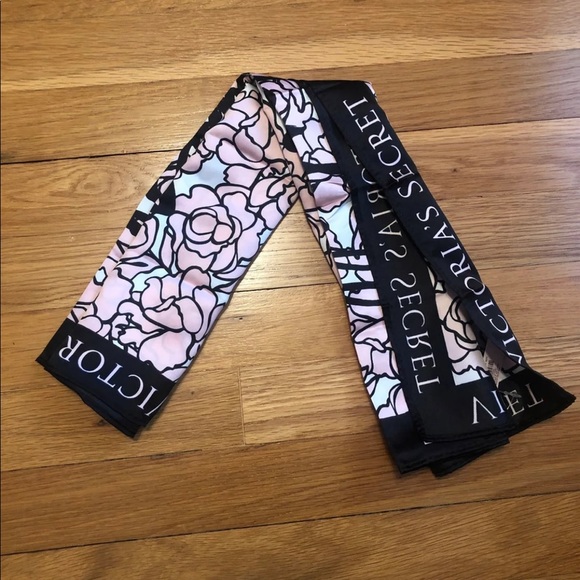 Victoria’s Secret scarf - Picture 4 of 8